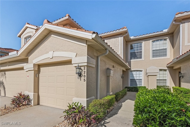 view of front facade with a garage