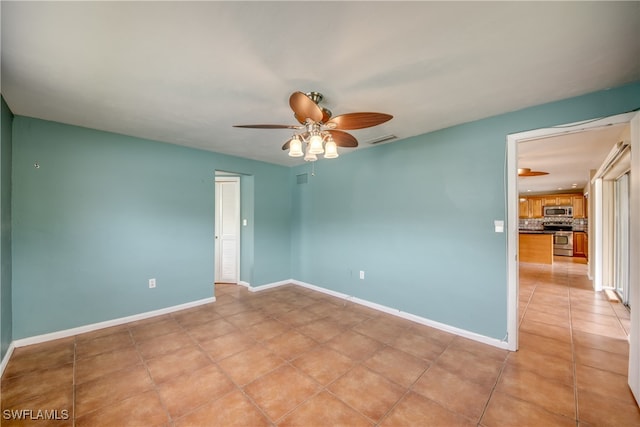 unfurnished room featuring light tile patterned flooring and ceiling fan