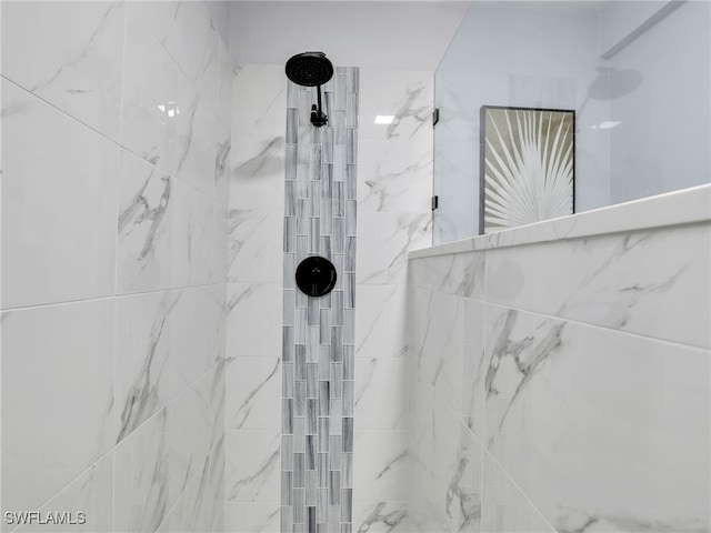 bathroom featuring tiled shower