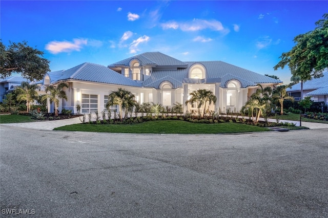 view of front of home featuring a front yard