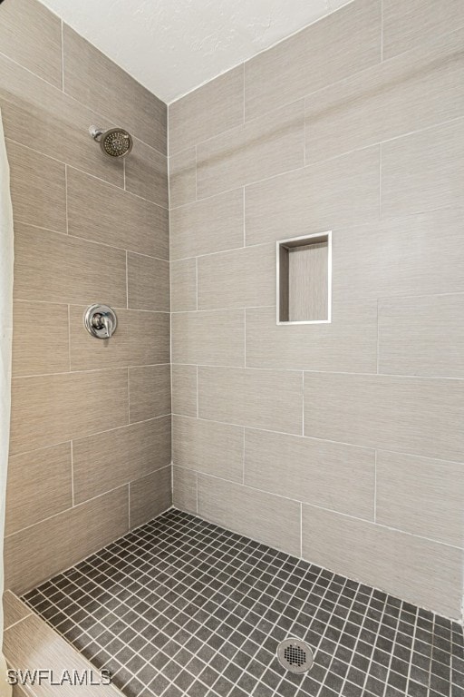 bathroom featuring tiled shower