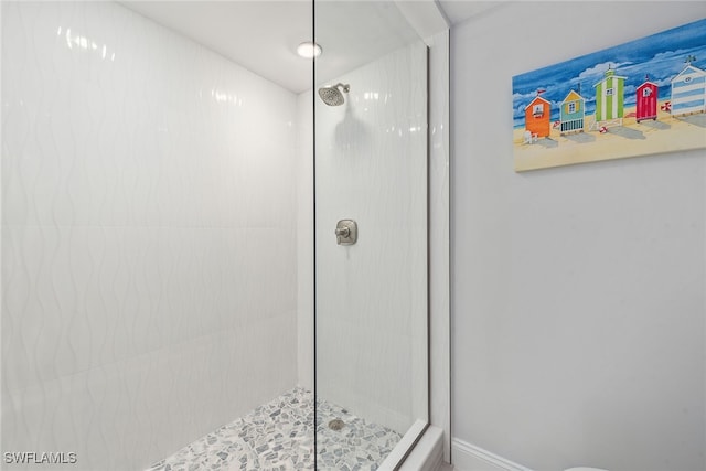 bathroom featuring tiled shower