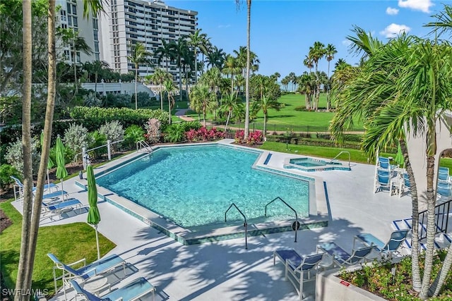 4031 Gulf Shore Blvd N Unit 95, Naples, FL 34103 - community pool featuring a hot tub and a patio area