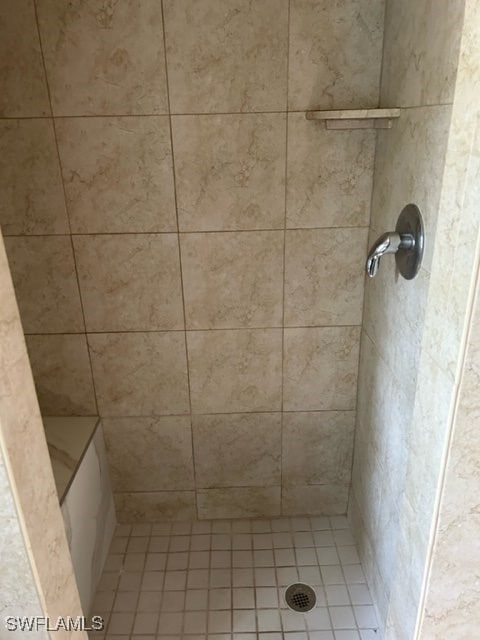 bathroom featuring tiled shower