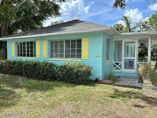 view of front facade featuring a front yard