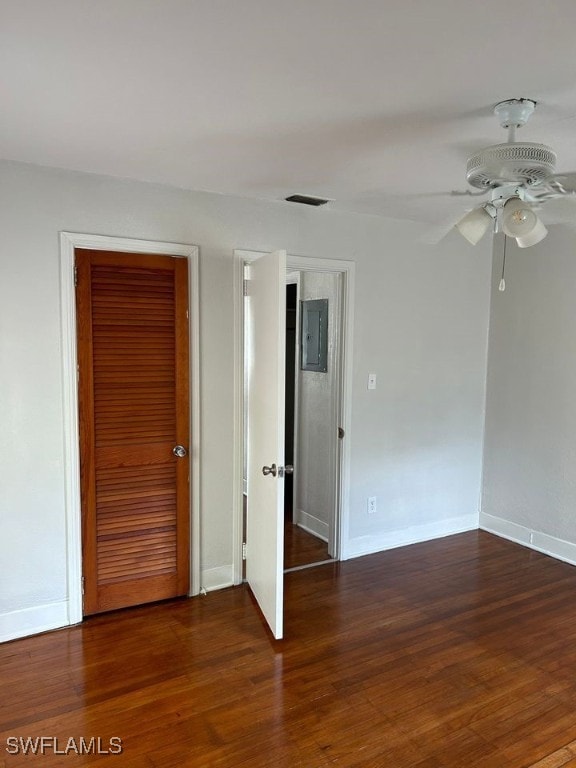 spare room featuring dark wood-type flooring and ceiling fan