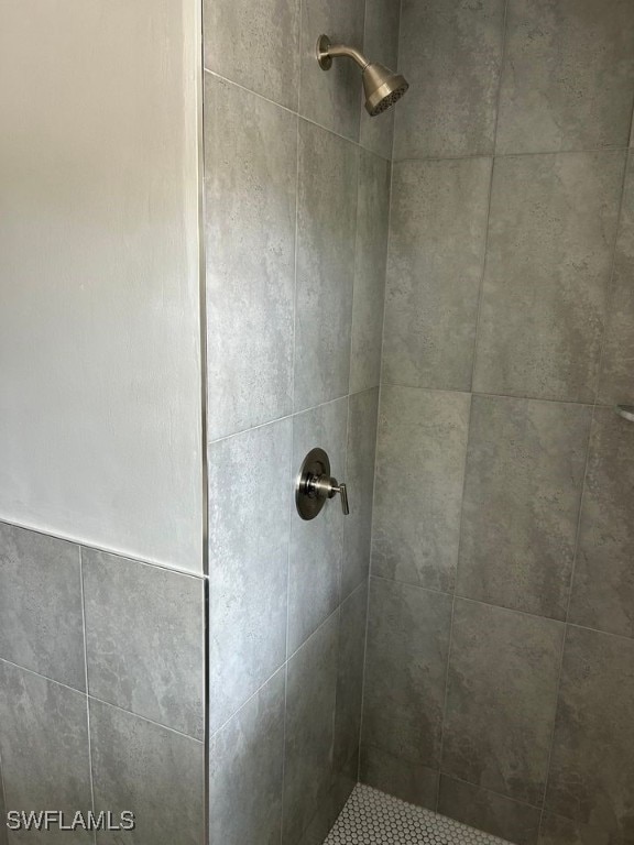 room details featuring a tile shower