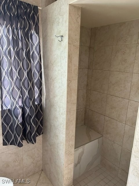 bathroom featuring a tile shower