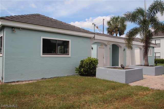 view of front facade featuring a front yard