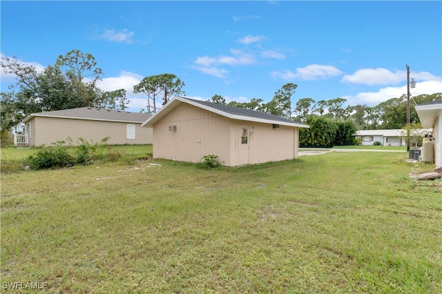 view of yard featuring an outbuilding