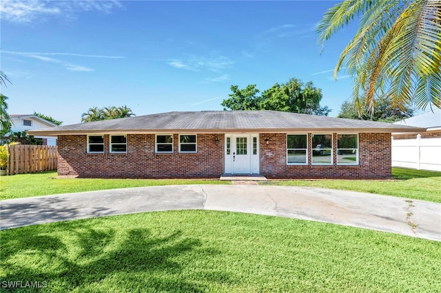 ranch-style home featuring a front lawn