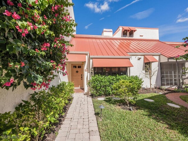 view of front of property featuring a front lawn