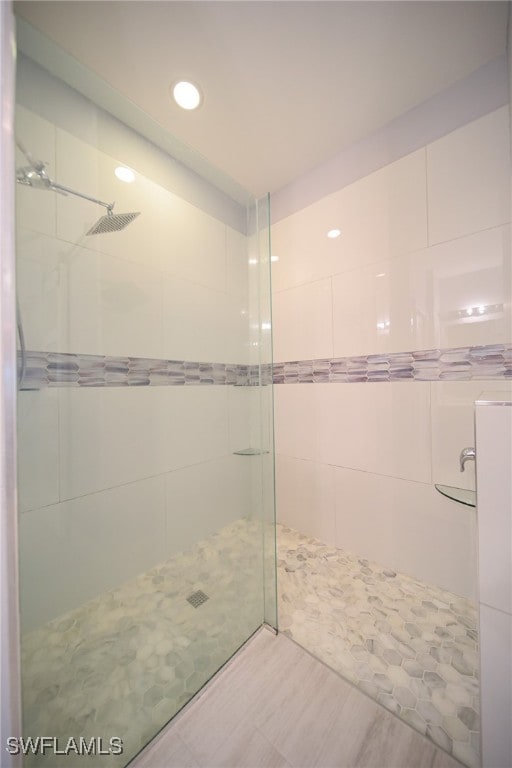 bathroom featuring a tile shower