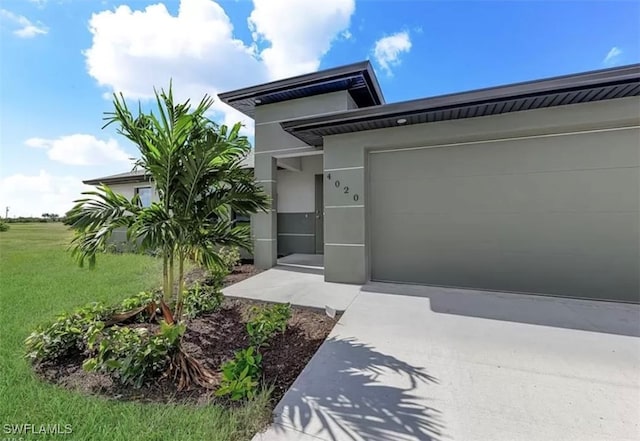 view of front facade with a garage and a front lawn