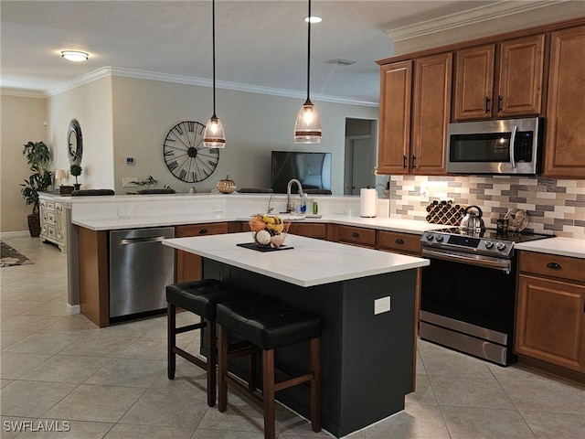 kitchen featuring stainless steel appliances, ornamental molding, a breakfast bar area, and a kitchen island