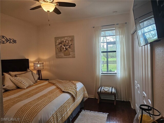 bedroom featuring dark wood-type flooring, ceiling fan, and a closet