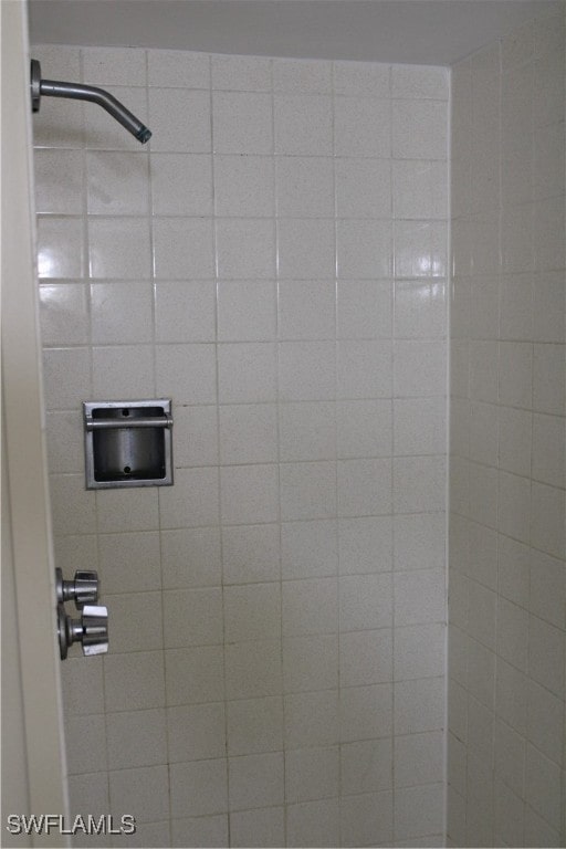 interior details with a tile shower