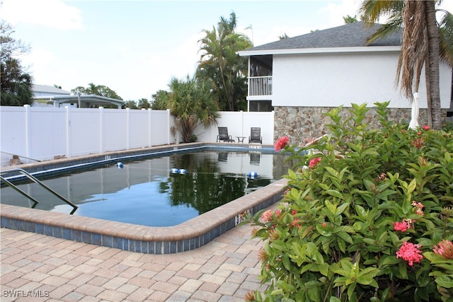 view of swimming pool