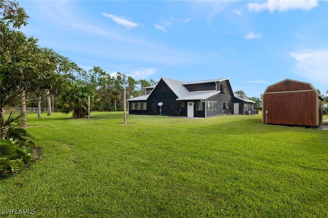 view of yard with an outbuilding