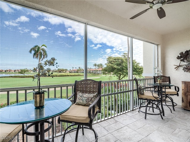 sunroom with ceiling fan