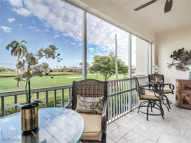 sunroom with ceiling fan