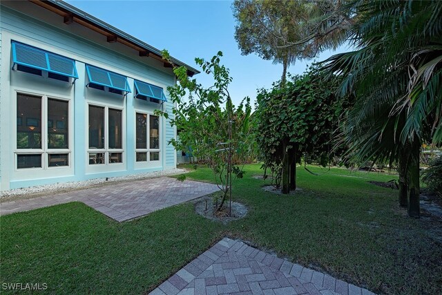 view of yard featuring a patio