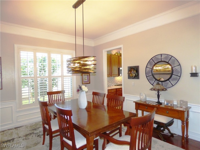 dining space with ornamental molding