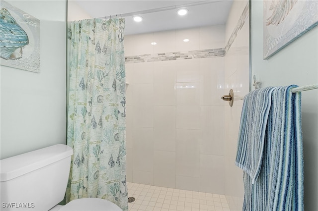 bathroom with toilet and a shower with curtain