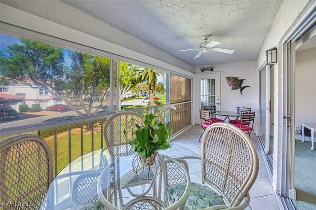 sunroom with ceiling fan