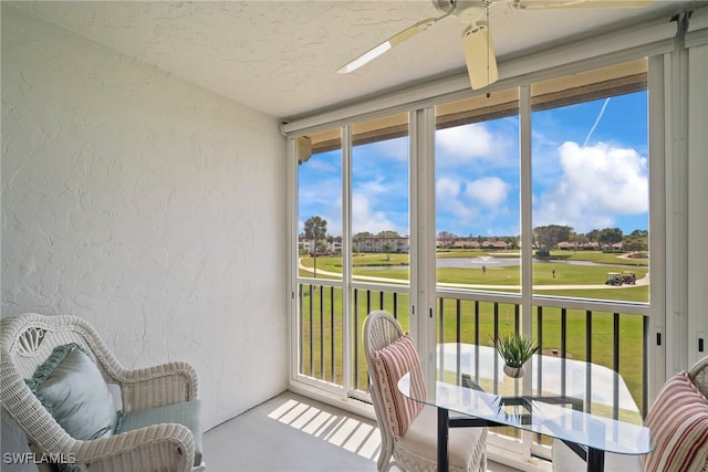 sunroom with ceiling fan