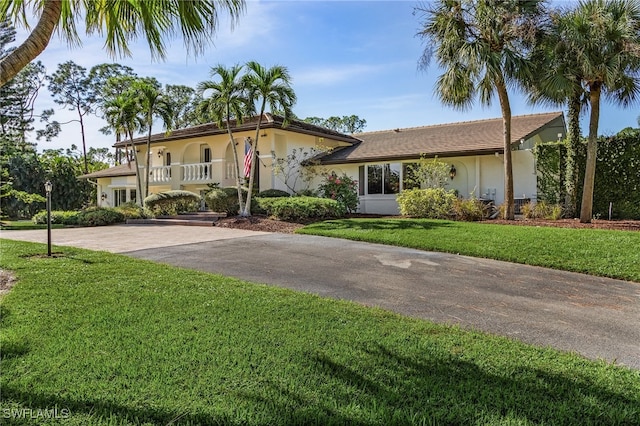 view of front facade with a front yard