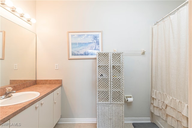 bathroom featuring a shower with shower curtain and vanity