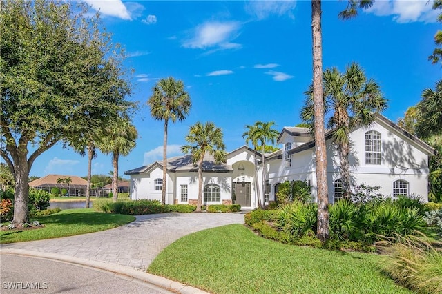 view of front of property featuring a front lawn