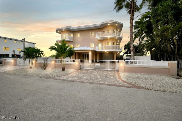 view of front of property featuring a balcony