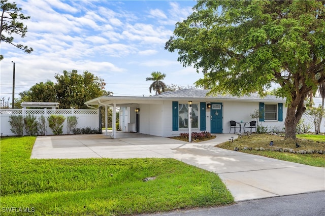 ranch-style home featuring a front lawn and covered porch