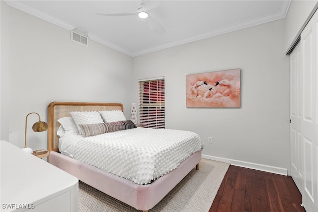 bedroom featuring ornamental molding, hardwood / wood-style floors, ceiling fan, and a closet