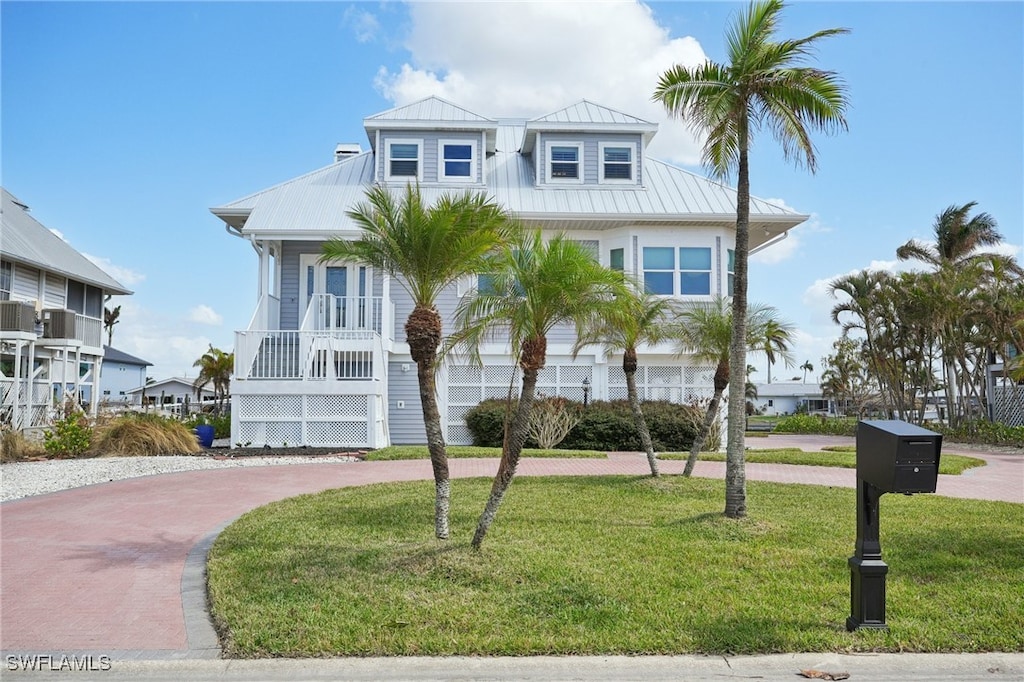 view of front of home with a front lawn and covered porch