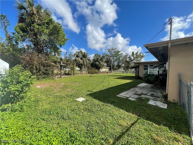 view of yard featuring a patio area