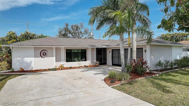 ranch-style home featuring a front lawn