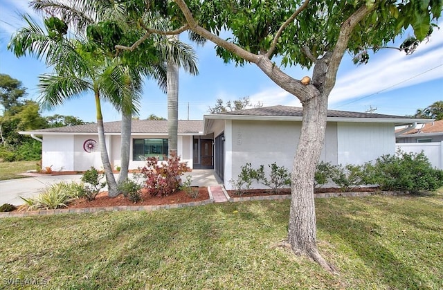 ranch-style home featuring a front lawn