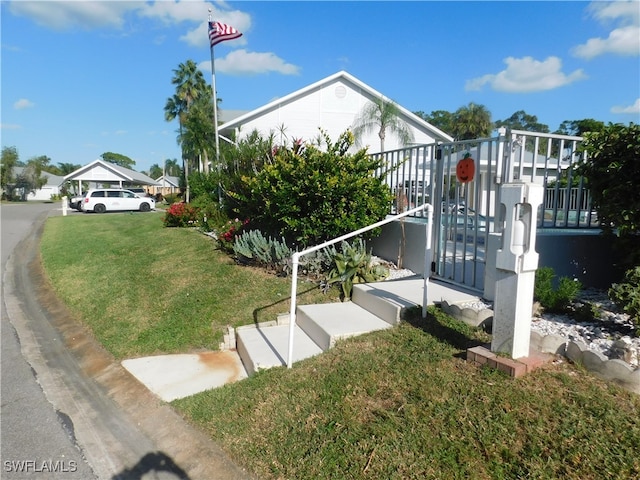 view of front of property featuring a front lawn