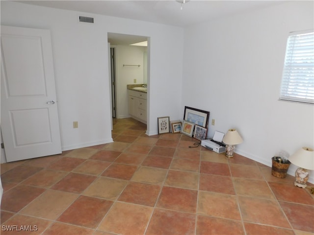 empty room featuring light tile patterned floors