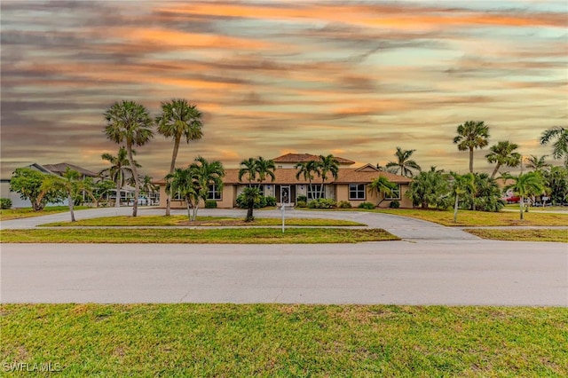 view of front of house featuring a yard