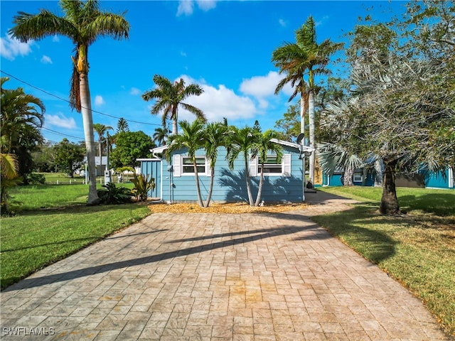 view of front facade featuring a front lawn