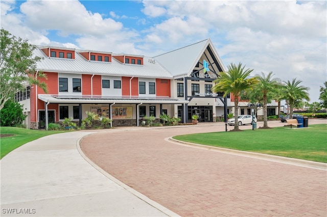 townhome / multi-family property featuring a front yard