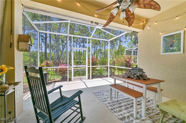 sunroom with ceiling fan