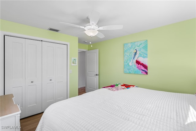 bedroom with wood-type flooring, ceiling fan, and a closet