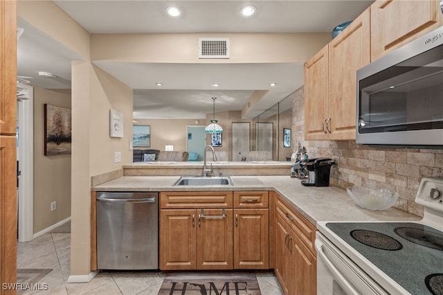 kitchen featuring sink, stainless steel appliances, backsplash, kitchen peninsula, and pendant lighting