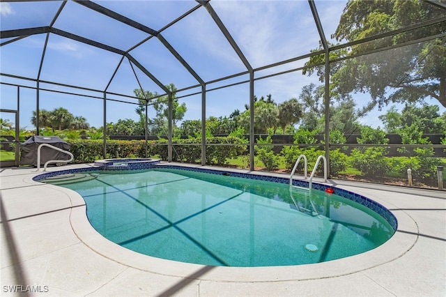 view of pool with an in ground hot tub, a patio, and a lanai