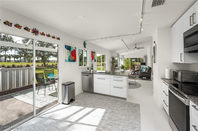 kitchen featuring stainless steel appliances, visible vents, open floor plan, white cabinets, and a peninsula